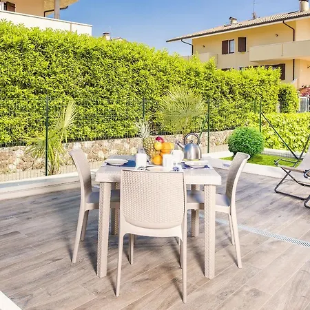 Modern Ground Floor With Private Terrace And Pool Lägenhet